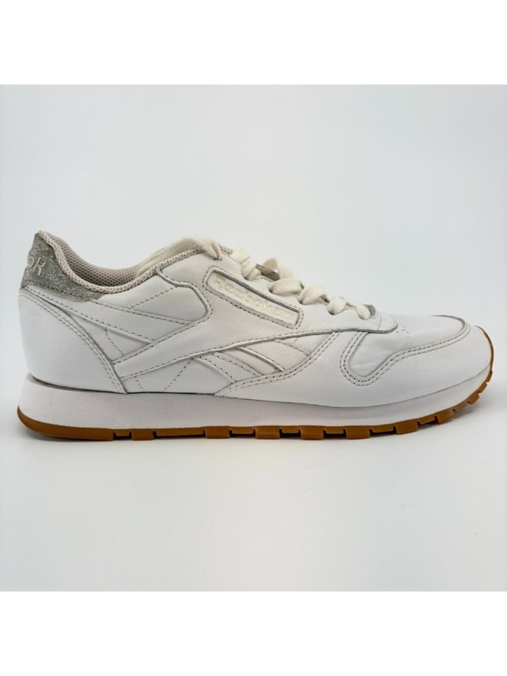 Reebok Classic Leather Womens Size 7 White Gum Athletic Lifestyle Shoes Sneakers